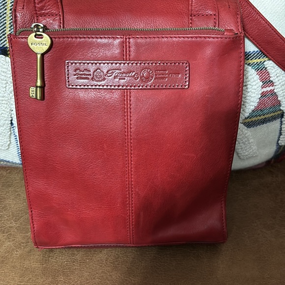 Beautiful Fossil Red Leather Saddle Envelope Crossbody - Picture 4 of 15